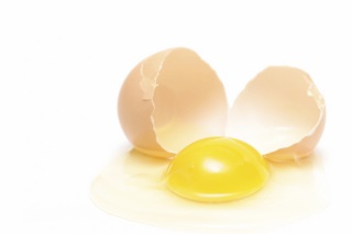 Huevo crudo roto