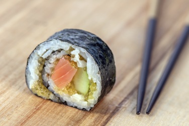 Rollo de sushi makimono o norimaki