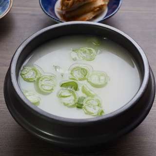 Seolleongtang (sopa de hueso de vaca)