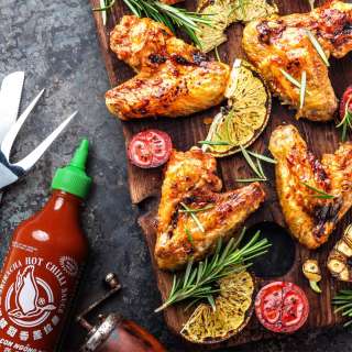 Alitas de pollo con Sriracha