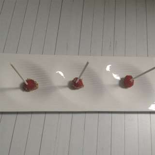 Piruletas de tomate cherry caramelizado con semillas de sésamo y cristales