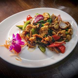 Pollo con verduras y albahaca Thai