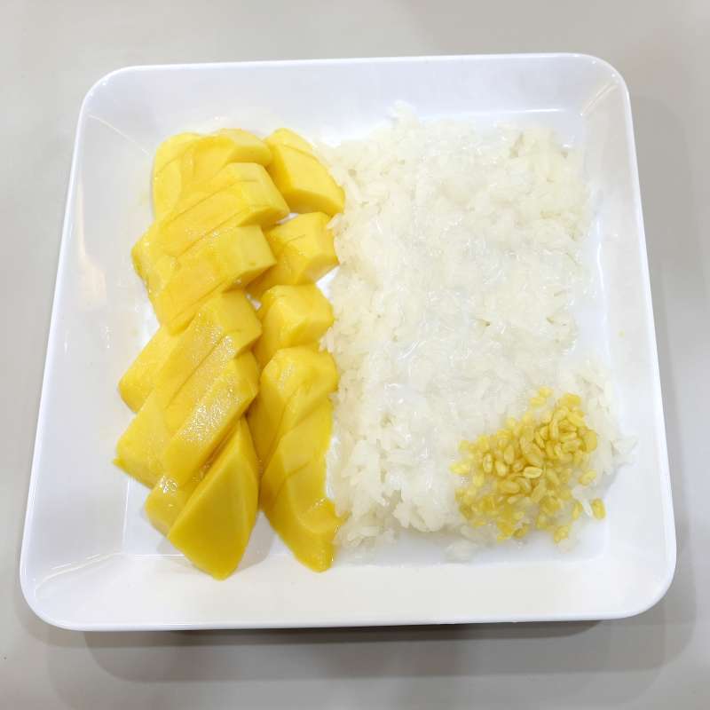 Arroz glutinoso con mango y coco
